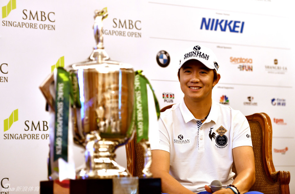 卫冕冠军宋永汉在发布会上面带沉稳微笑，背景是醒目的赛事标志，展现大将风度