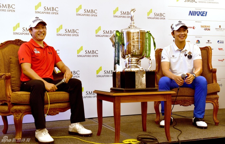 宋永汉轻松倚靠冠军奖杯，面带胜利者的微笑，眼神中充满对再度捧杯的期待