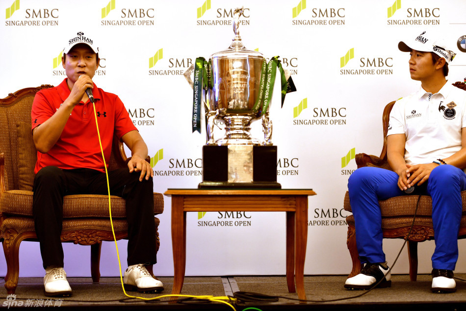 宋永汉与金庚泰在发布会并肩而坐，目光专注，正在认真聆听提问，展现专业态度