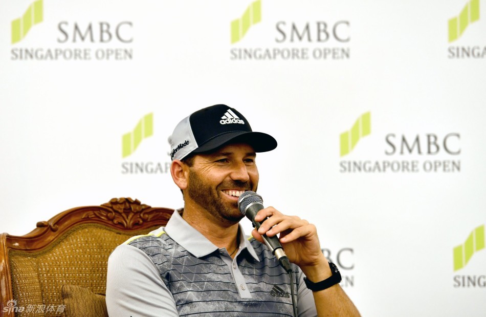 新加坡公开赛现场，巨大的SMBC和赛事标识在绿茵场边格外醒目，充满大赛氛围