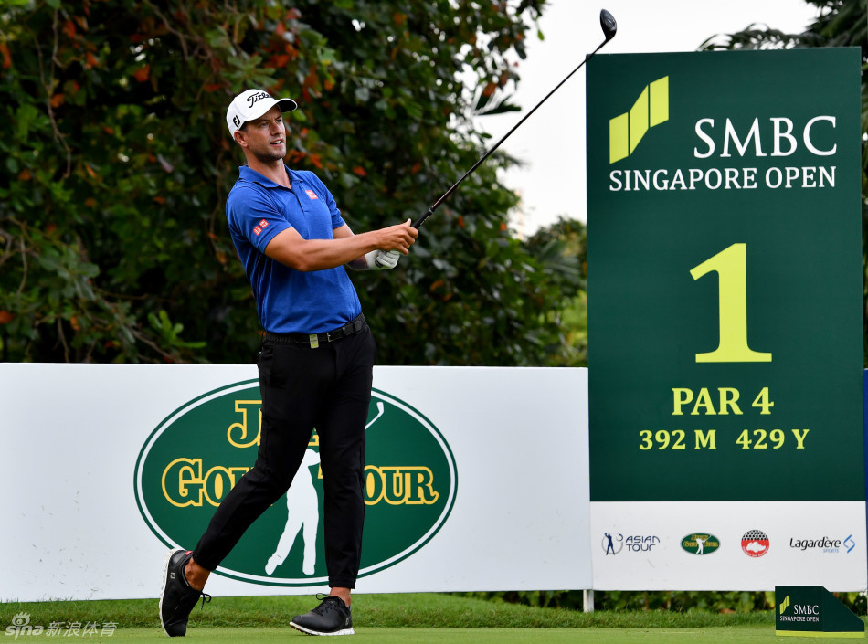 卫冕冠军韩国球员宋永汉在比赛中专注推杆，力求在激烈的卫冕战中稳住阵脚。