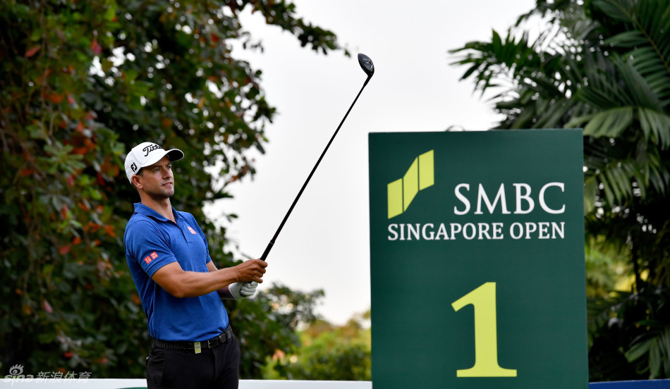 加西亚在球道上挥杆击球，动作充满力度与扭转感，完美展现其标志性的强力上杆与身体协调性。