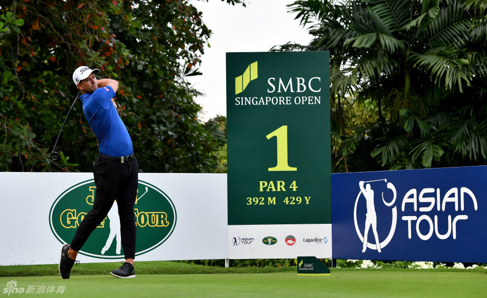 西班牙名将加西亚正在果岭边进行精细的切杆，他神情专注地审视着球的线路与落点，为下一杆进攻做准备。