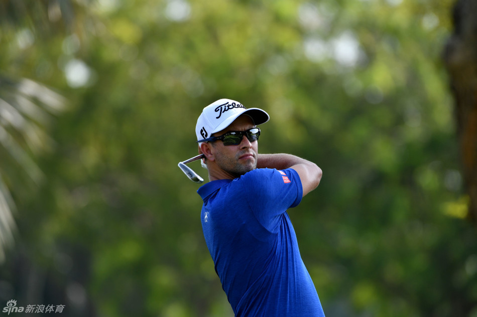 厄尼·埃尔斯在球道沙坑中救球，这位四届大满贯得主展现丰富的经验与扎实的基本功。