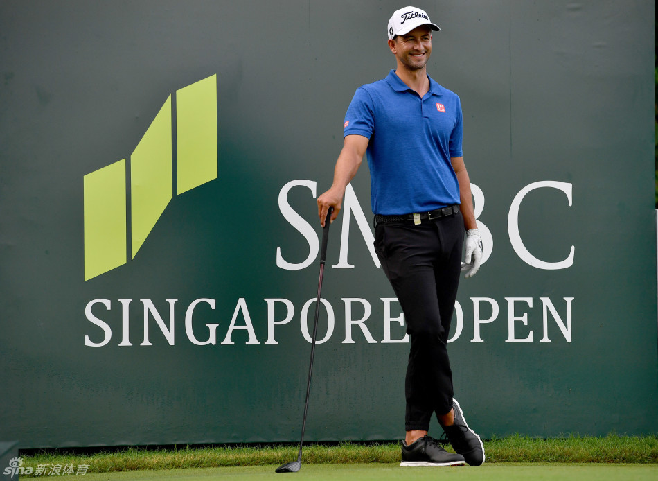 澳大利亚名将亚当·斯科特在开球前展露标志性的从容微笑，帽檐下的目光沉静而专注，仿佛已洞悉球道的每一处起伏。