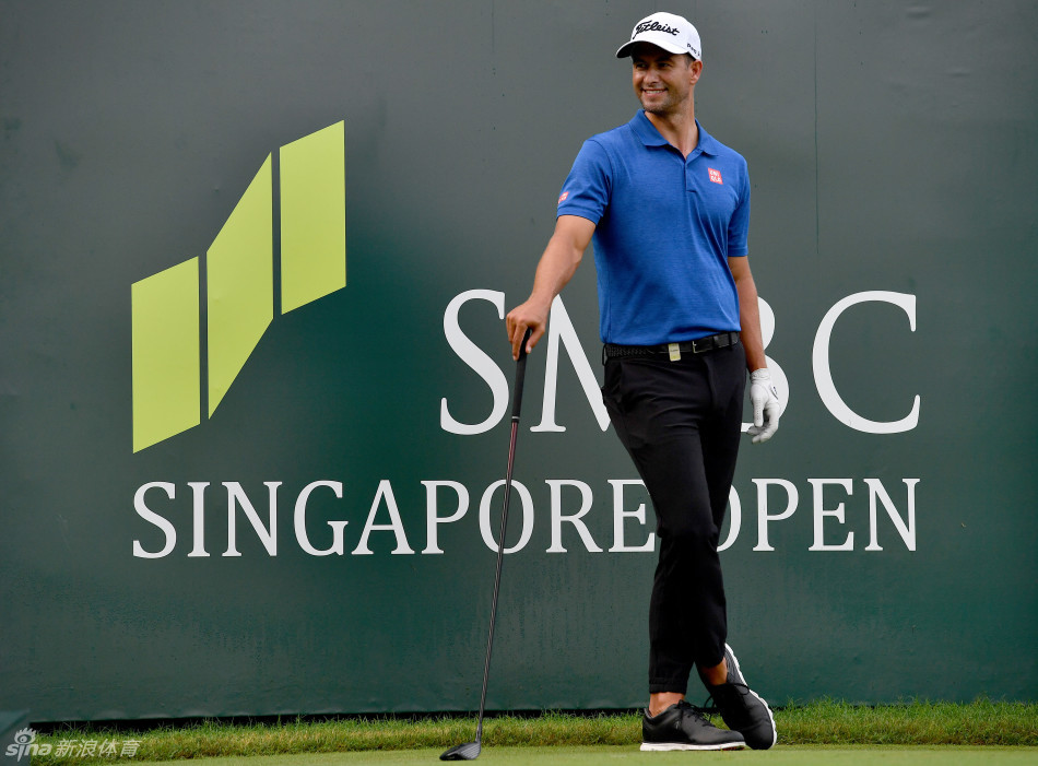 亚当·斯科特全力开球瞬间，身体充分扭转，力量从地面经由躯干传递至杆头，画面充满动感与爆发力。