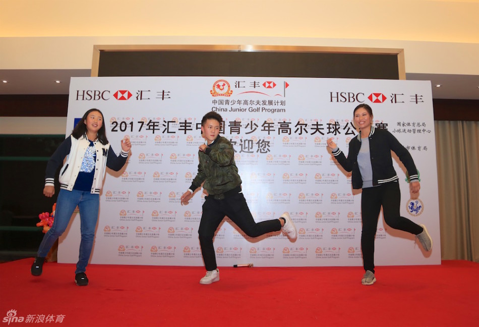 晨曦中的高尔夫球场，绿草如茵，宁静而充满希望，预示着新一轮的挑战与开始