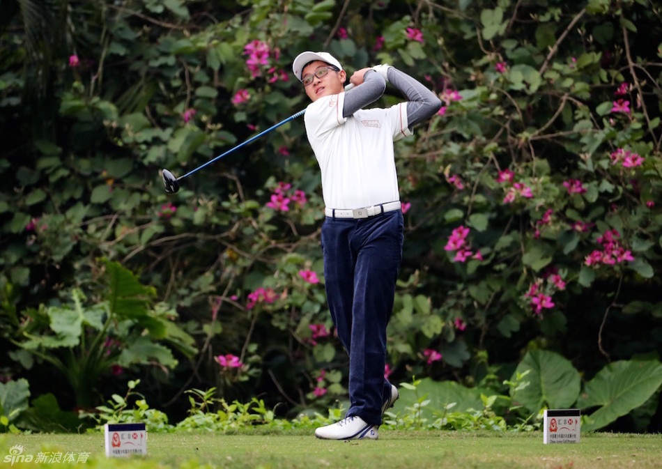 表演者身着华丽小丑服装，在欢乐的人群中做出夸张逗趣的欢迎姿势，色彩对比鲜明