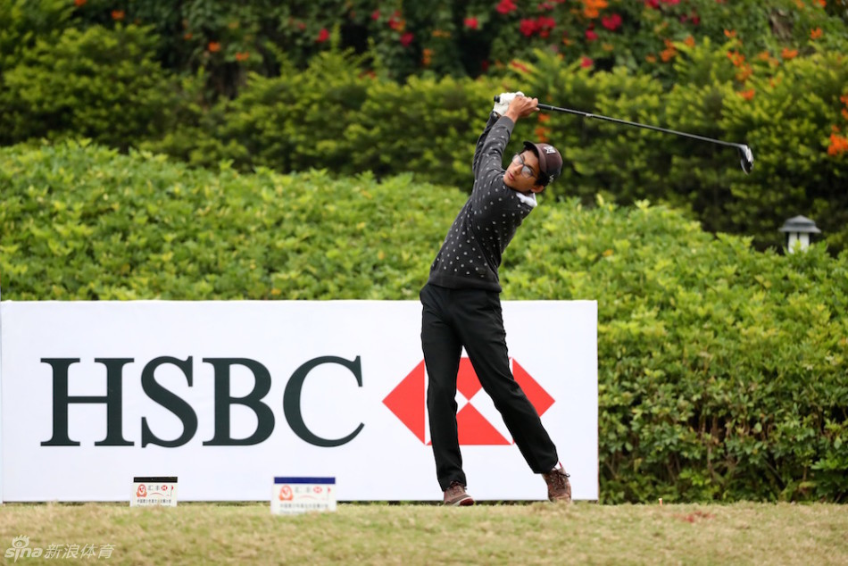 选手在聚光灯下深情弹奏吉他，侧脸轮廓专注，沉浸在音乐的世界里