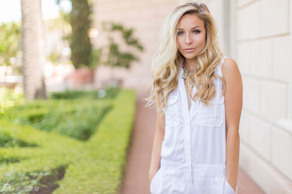 挥杆动作流畅而有力,金发随风轻扬,阳光下勾勒出充满动感与自信的潇洒身影