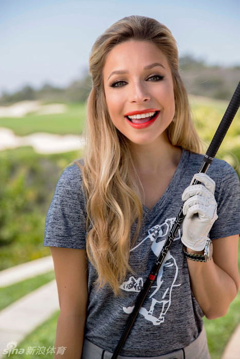 深情回眸间笑靥如花,御姐范十足的她轻松扛起球包,展现出力量与优雅的完美平衡