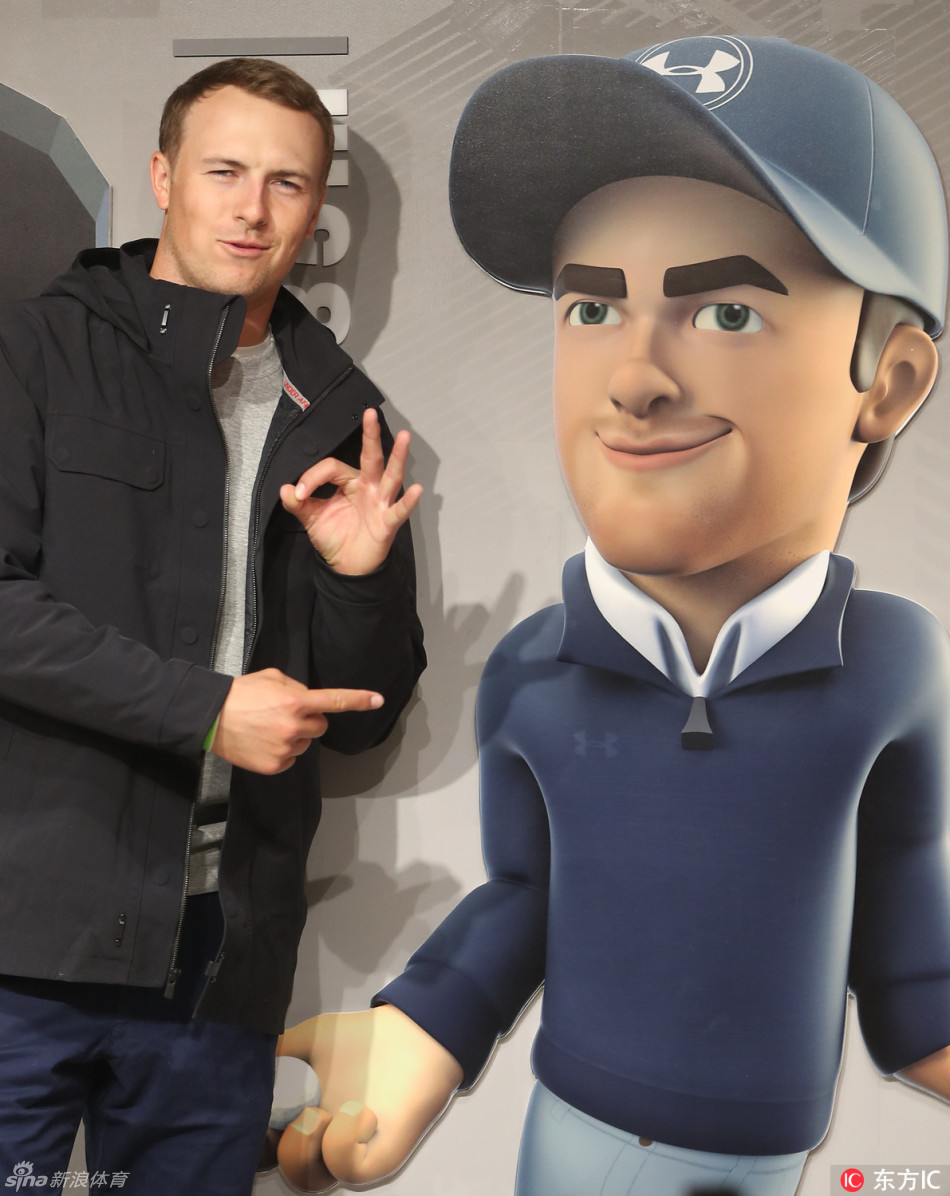 斯皮思在活动现场开怀大笑,与主持人愉快互动,尽显其标志性的亲和力与阳光气质。