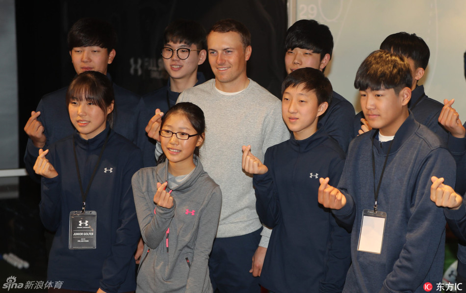 斯皮思为观众演示高尔夫挥杆中的上杆动作,身姿挺拔,转身充分,展现完美的启动姿态。