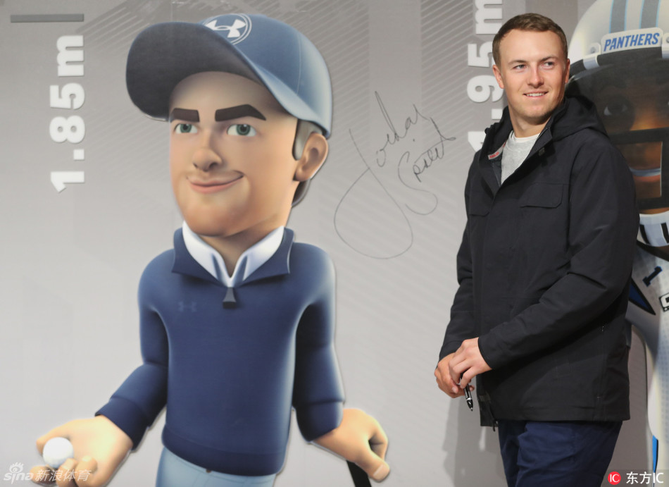 斯皮思完整演示高尔夫挥杆,图片定格在有力的收杆瞬间,动作优雅平衡,冠军风范尽显。