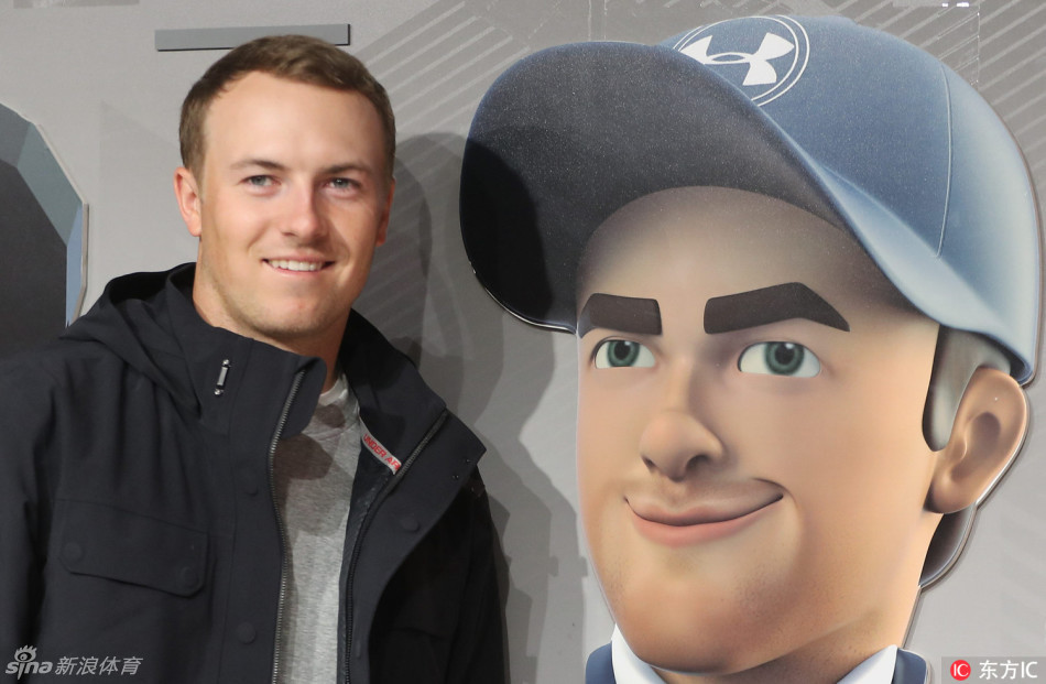 斯皮思专注地为一位小球员调整握杆姿势,神情认真而温柔,尽显冠军球员的责任感。