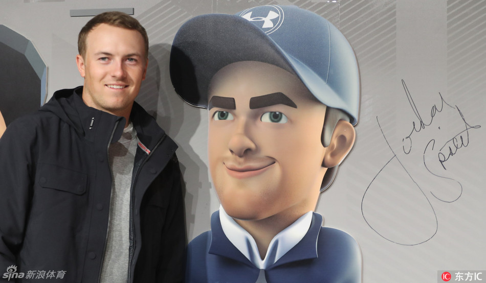 乔丹·斯皮思手持个人首款签名战靴斯皮思一号,向东京的粉丝们热情展示其设计细节。