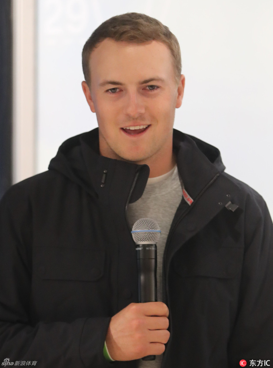 斯皮思欣然接过以自己为原型的Q版小飞人玩偶,并对着镜头可爱比心,笑容温暖治愈。