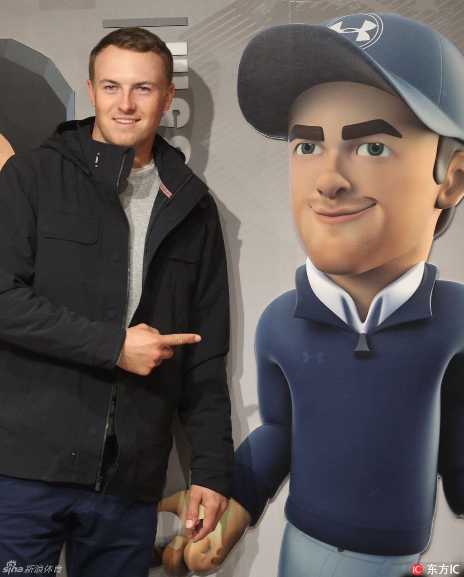 斯皮思与自己的卡通形象立牌并肩而站,他模仿卡通人物的姿势,画面充满童真与趣味。