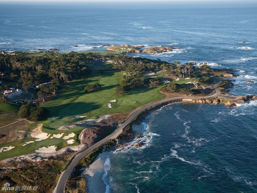 夕阳西下，沙丘高尔夫俱乐部的广阔沙丘与原生植被被染成金色，球道在自然地形中蜿蜒