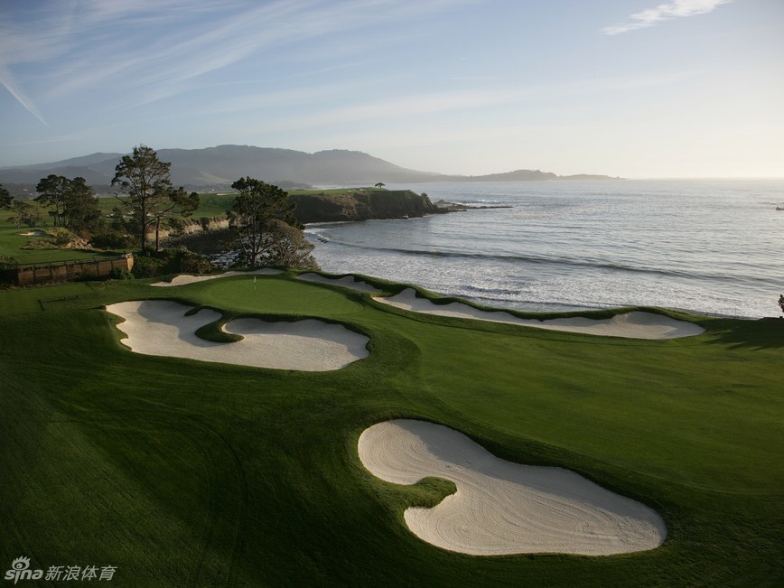 翼脚高尔夫俱乐部西场第18洞经典视角，巨大看台环绕着层叠的狭窄球道，充满大赛的压迫感