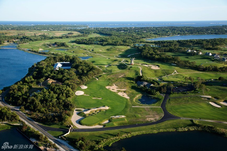 秋日晨曦中，松树谷高尔夫俱乐部深陷沙坑与茂密松林环绕的球道，充满静谧而神秘的挑战气息