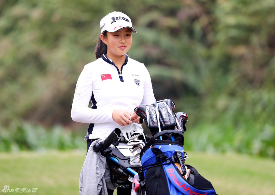 中国青少年女球员殷若宁在比赛中完成了一次标准而优美的挥杆,球杆划出完美的弧线,定格下力量与技巧结合的瞬间。