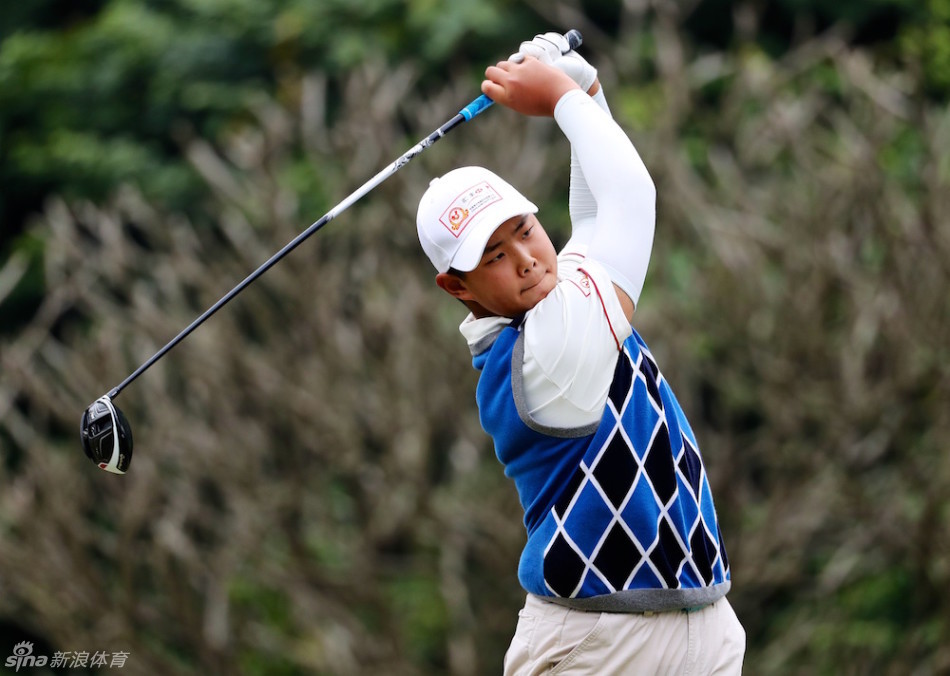 中国选手陈顾新与挪威队选手在赛场边并肩站立,轻松合影,展现了高尔夫运动所倡导的国际友好与体育精神。