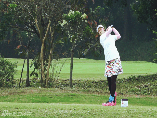 动态画面中,高尔夫球被精准一击后,在空中划出一道优雅的长弧线,飞向远方的果岭,象征着年轻球员们放飞梦想。