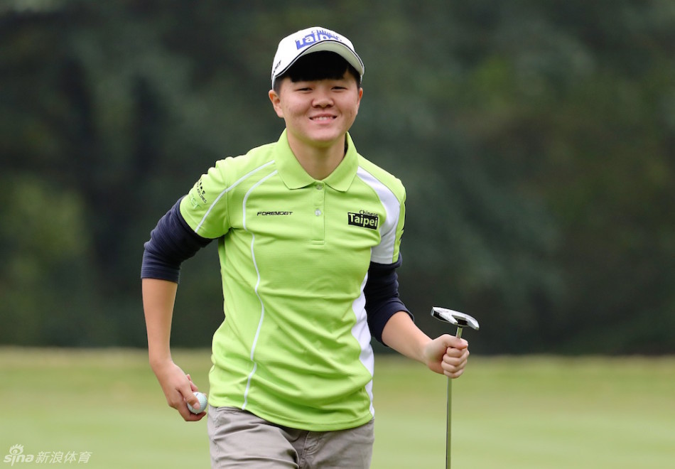 海峡两岸的青少年高尔夫球员在比赛结束后亲切交谈,脸上洋溢着笑容,背景是广阔的球场,象征着他们之间开阔的友谊前景。