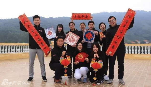 夜幕下，奥运村某处窗台点缀着红色灯笼，洋溢着宁静的节日气氛