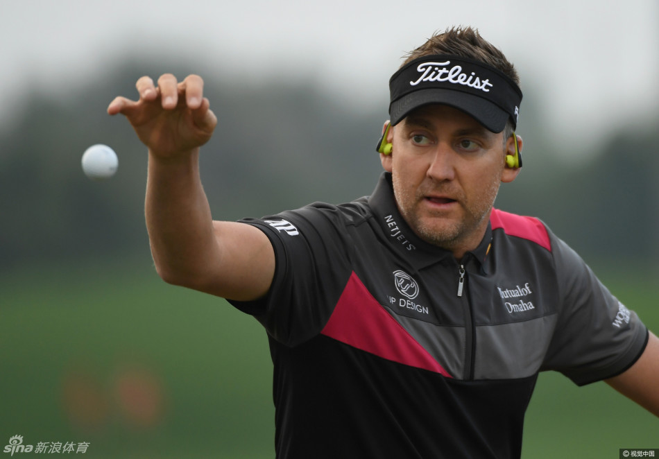 慈祥的长者正在指导孩子冲泡阿拉伯咖啡,传统铜壶与精致杯具充满了仪式感