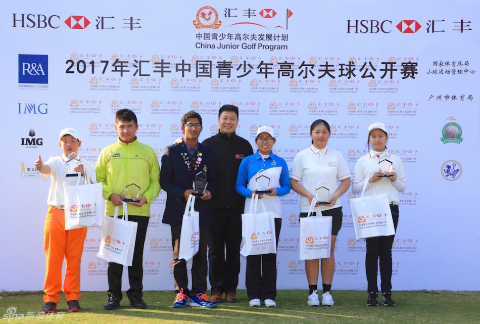 绿草如茵的球场上，一位女球员从容完成推杆动作，姿态优雅而专注，象征着新一代高尔夫选手的崛起。