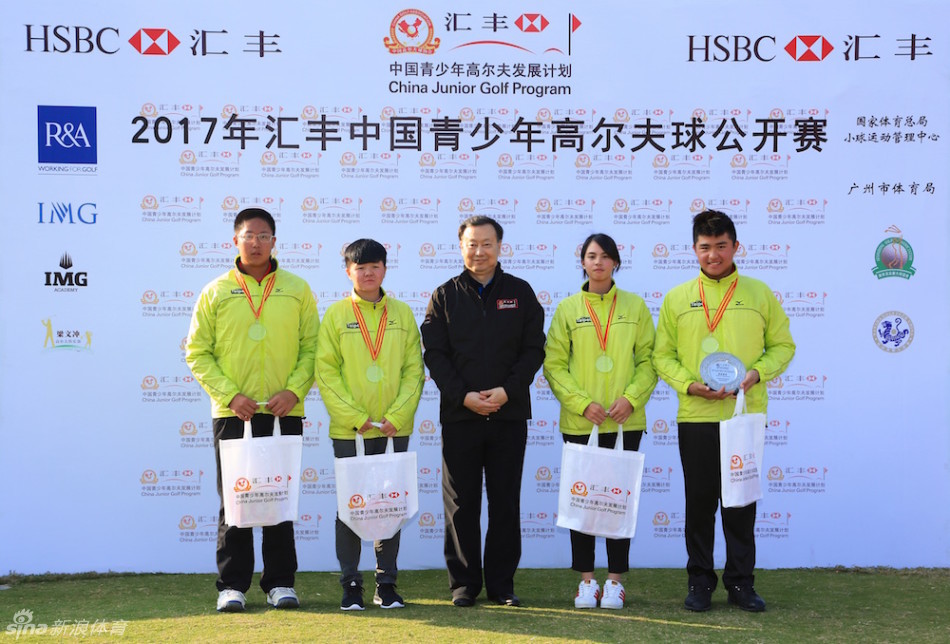 一位青少年球员在沙坑中救球，沙粒飞扬间展现出不放弃的拼搏精神与扎实的技术功底。