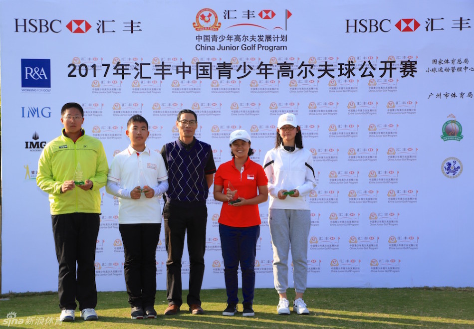 赛后，小球员与家长或教练分享喜悦，温情瞬间诠释了成长路上陪伴与支持的力量。