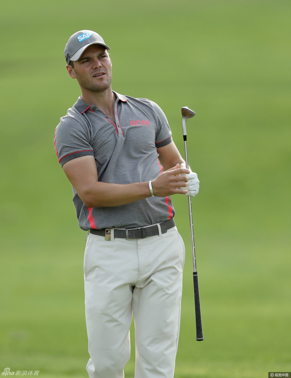 高尔夫球星在沙漠日落背景下优雅挥杆,金色阳光勾勒出完美的击球弧线