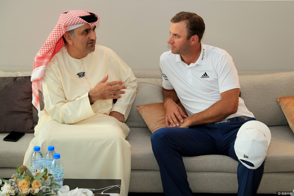 黄昏时分,高尔夫球星与赛事嘉宾在果岭旁轻松交谈,氛围友好而融洽