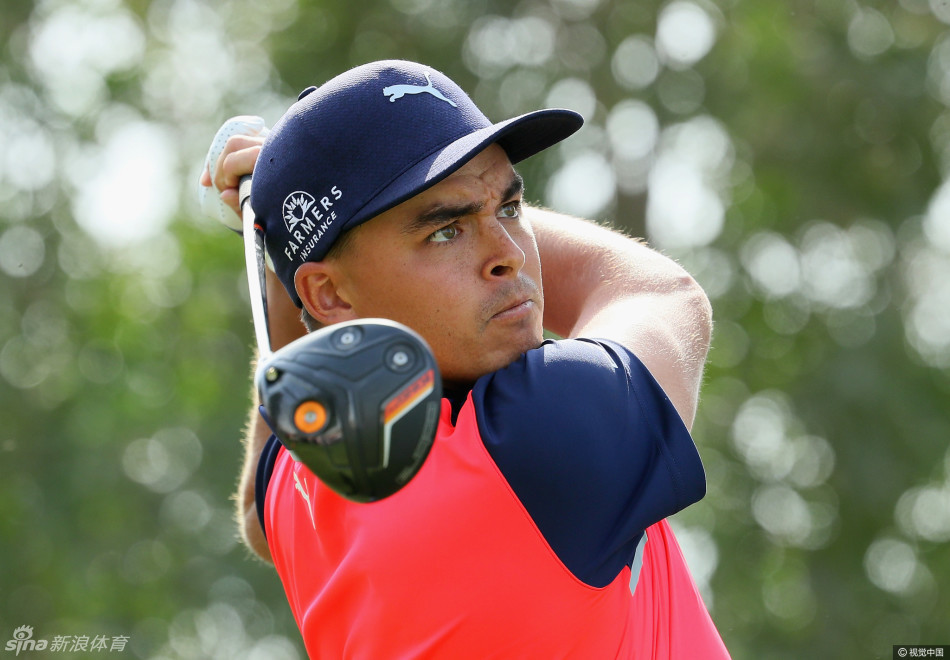 志愿者们在环保公益活动中齐心协力清理海滩,背景是湛蓝的海水和现代城市轮廓