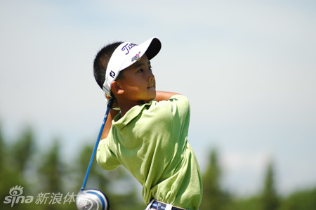 颁奖典礼上，一位父亲欣慰地搂着刚刚夺冠的儿子，共同分享胜利的荣耀时刻。