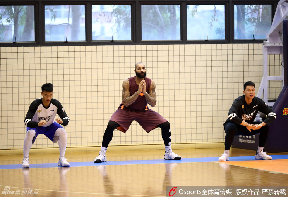 老将周鹏在训练间隙依旧刻苦加练投篮，坚毅的表情下是对篮球最纯粹的热爱，皮球在空中划出的弧线见证着他的坚守。