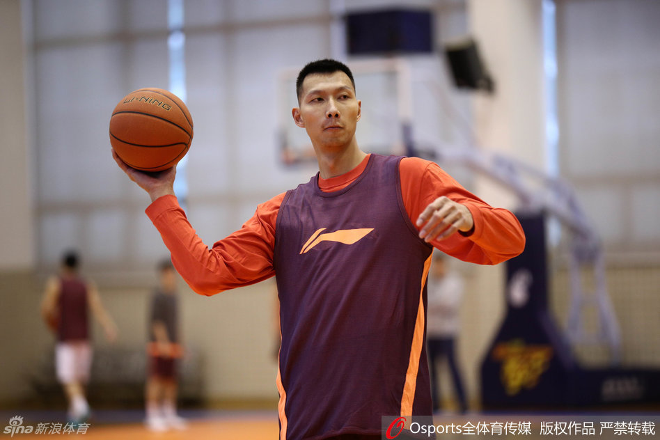 球队灵魂易建联在训练中展现出极佳的视野，他用一记精准的击地传球撕开防线，眼神中透露出绝对的自信与领袖风范。