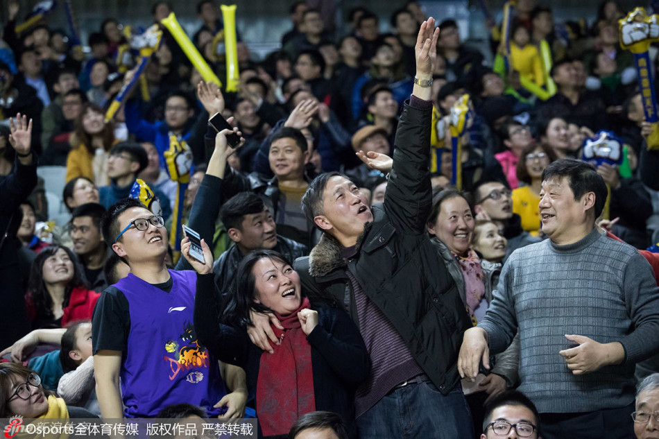 队长易立单膝跪地,将一份包装精美的俱乐部神秘礼物递给坐在场边的轩轩,轩轩伸出双手准备接过这份充满爱意的惊喜。