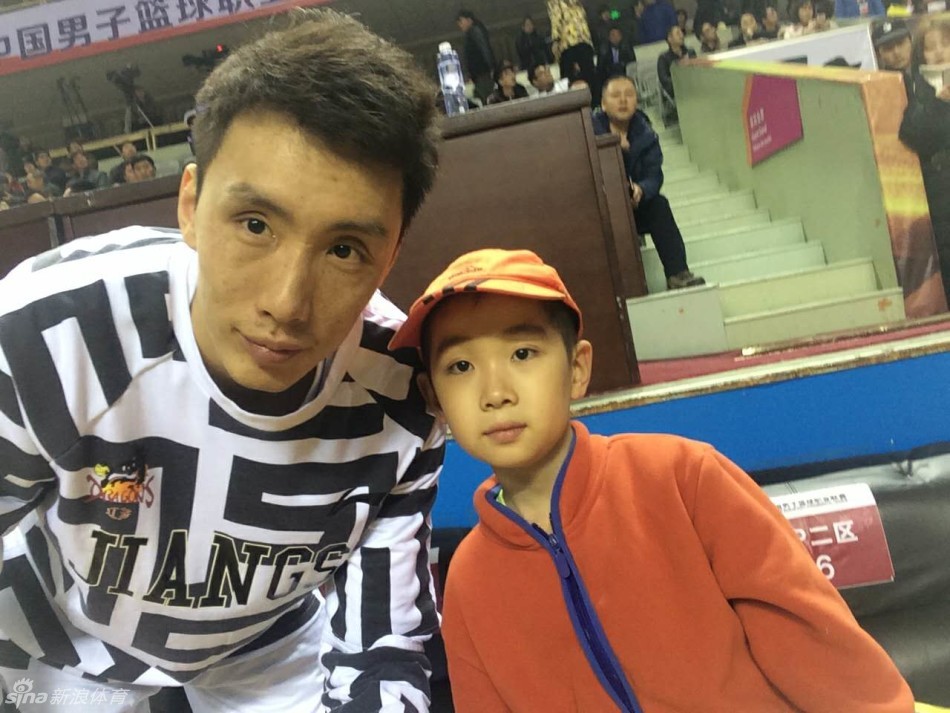 江苏肯帝亚啦啦队的姑娘们身着洁白的护士服,手持花球,在球场中央跳起激情四射的舞蹈,用创意表演向医护人员和献血者致敬。