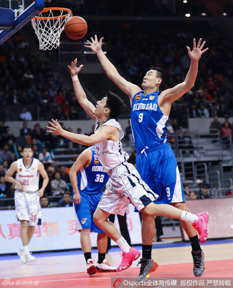 斯隆巧妙分球,穿越防守,他在场上总是保持着清醒的头脑,用传球撕开对手的防线。