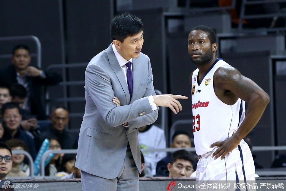 巩晓彬场边指挥若定,神情严肃,面对场上瞬息万变的局势,他用丰富的经验调度着球队的攻防。