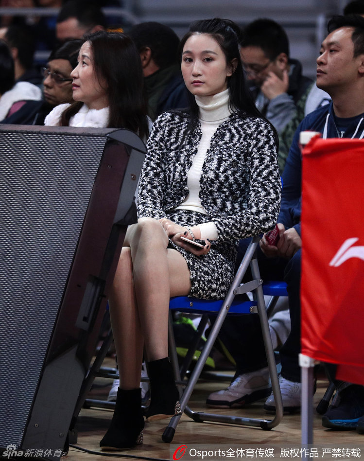 琼斯遭遇包夹,在防守球员的重重围堵中奋力护球,试图寻找出球的一线生机。