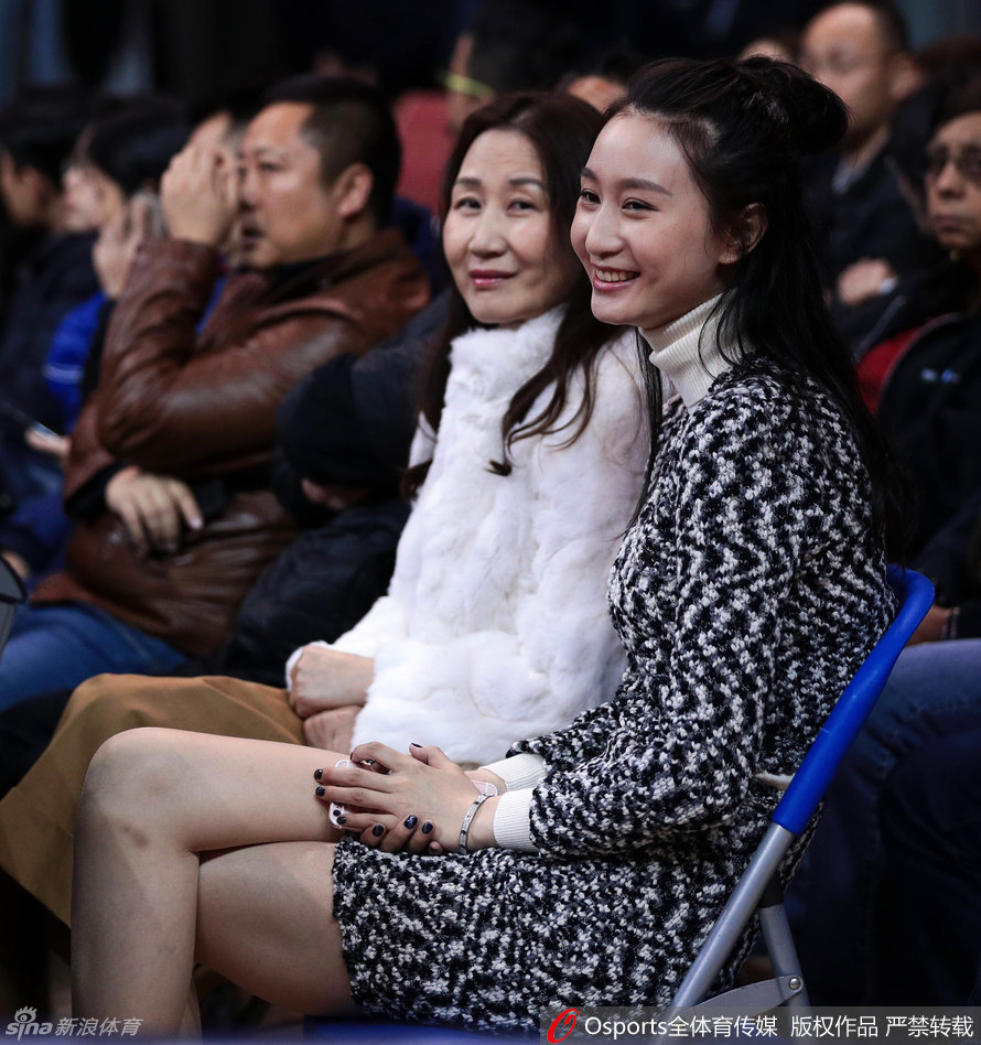 易建联跳投瞬间,目光如炬,表情专注认真,每一次出手都承载着球队领袖的担当。