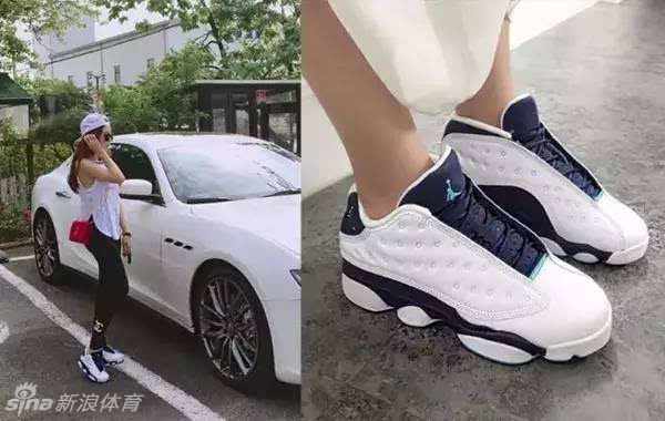 红色房间里她身穿同色内衣,纤细腰身上胸部曲线诱人,内衣痕迹微露,修长腿型在柔光中格外动人