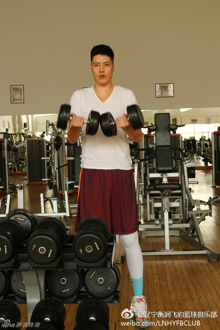 贺天举双手紧握哑铃，手臂上的肌肉线条在发力时清晰可见，汗水顺着额头滑落，这正是他挥汗如雨埋头苦练的最佳写照。