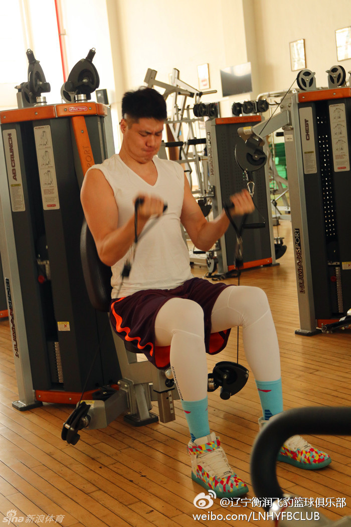 训练结束后，贺天举目光坚毅地望向远方，汗水反射着健身房内的灯光，仿佛在诉说一个关于坚持、勇气与重生的篮球故事。