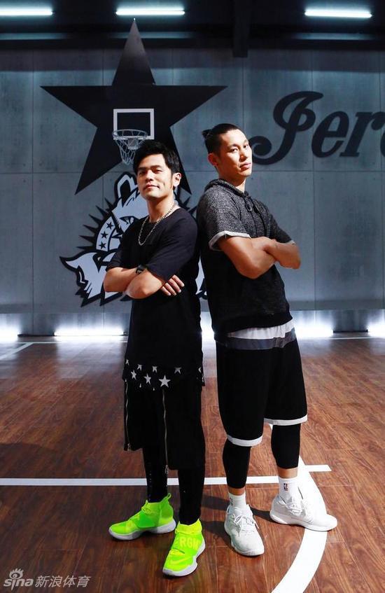 烈日当空，周杰伦在户外球场上持球进攻，汗水顺着脸颊滑落，浸湿了球衣，但这正是篮球场上最富有生命力的画面。